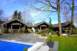 Дом из желтого канадского кедра площадью 600м²